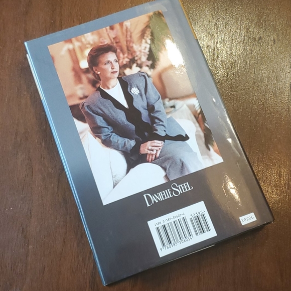 4 for $25! Lot of Danielle Steel Books 📚 - Picture 10 of 13